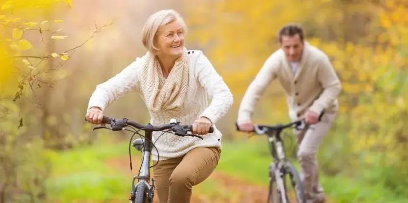 Seniorský pár na bicykloch v prírode